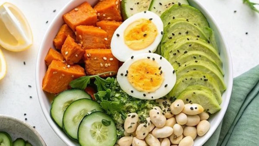 A colorful spread of quick-prep meals including smoothies, salads, wraps, and bowls—showcasing a variety of delicious 5-minute healthy recipes.