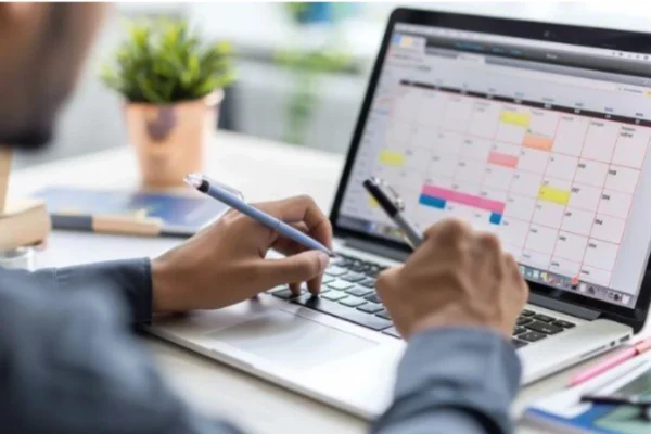 A calendar highlighting Monday through Friday to visually explain how long is 3 business days typically last, excluding weekends and holidays.