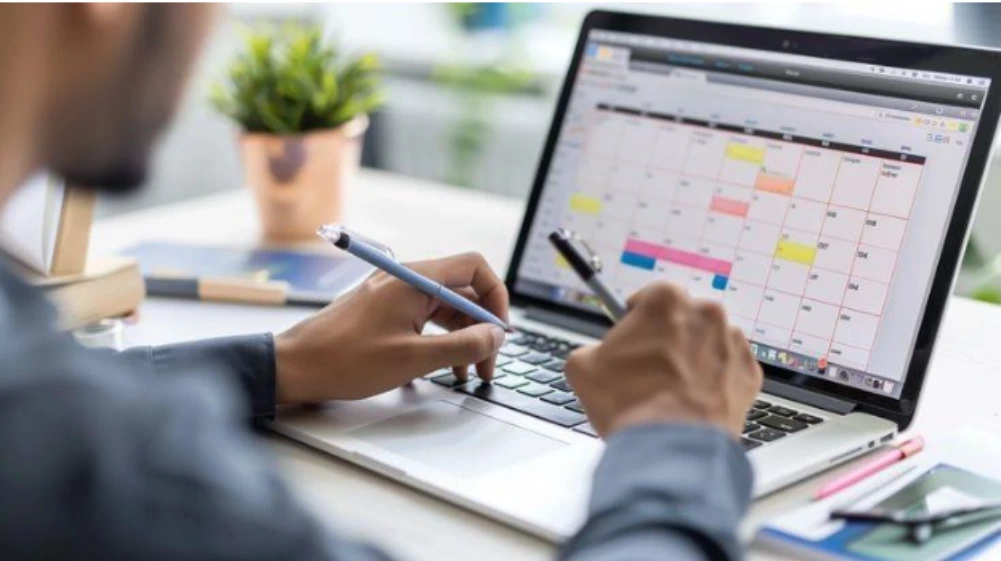A calendar highlighting Monday through Friday to visually explain how long is 3 business days typically last, excluding weekends and holidays.
