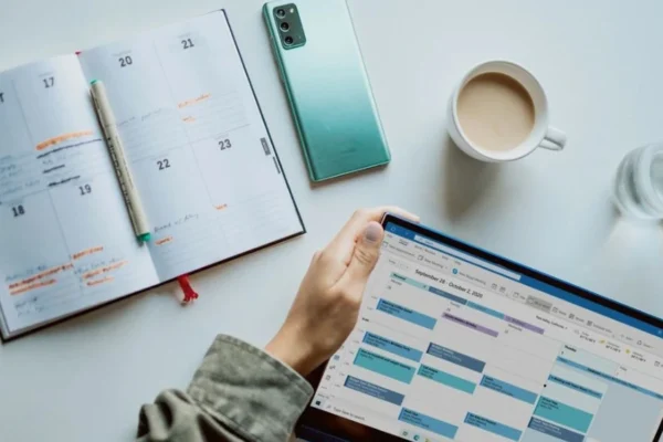 A calendar with weekdays highlighted and a clock next to it, illustrating the concept of 3–5 business days for delivery or processing.
