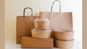 Eco-friendly Pappedeckel (cardboard lid) on a sustainable food container, showcasing biodegradable packaging solutions 